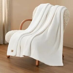 UGG Avery Reversible Throw 50” x 70” Color Snow NEW!